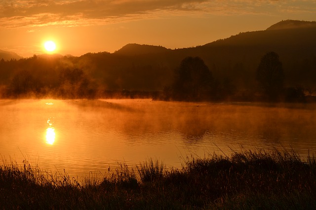 východ slunce za rybníkem