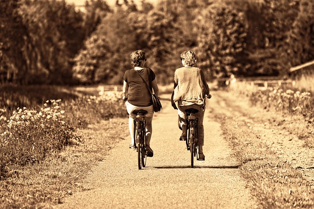 dvě přítelkyně jedou spolu na kole.jpg